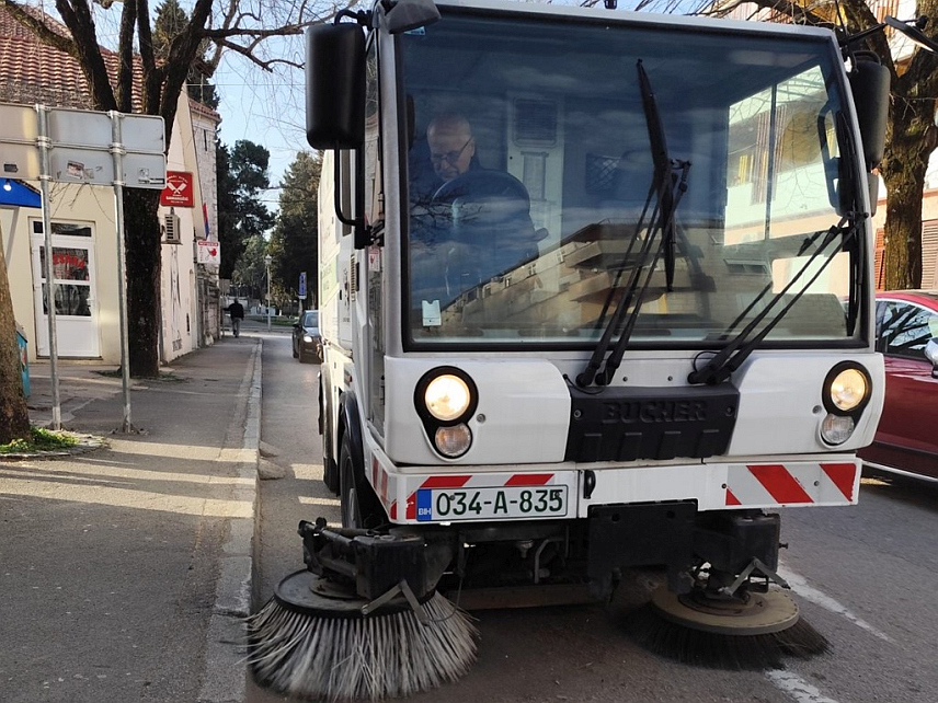 TРЕБИЊЕ, 5. МАРTА /СРНА/ - Предузеће "Комунално" из Tребиња интензивираће одржавање чистоће града у сусрет туристичкој сезони кориштењем два ауто-чистача који ће значајно олакшати одржавање улица и јавних површина.