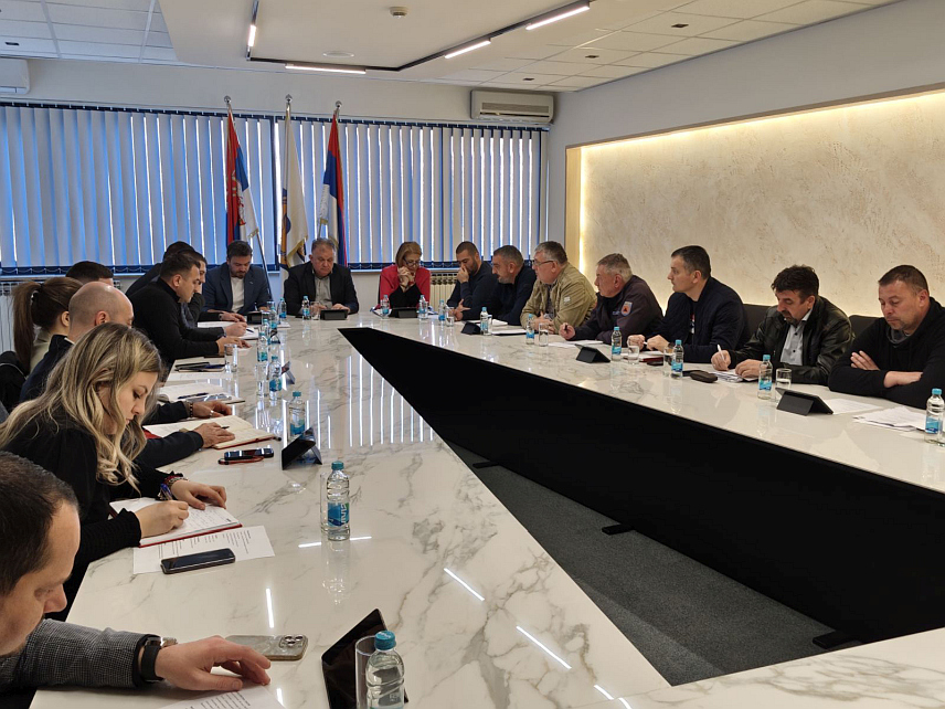 ГРАДИШКА, 5. МАРТА /СРНА/ - Више јавних установа и спортских колектива у Градишци заједно ће учествовати у активностима уређења обале Саве и у организацији туристичких и спортских манифестација на овој ријеци предстојећег љета, будући да она са готово 60 километара обале представља најбољи туристички потенцијал града, истакнуто је на данашњем састанку у Градској управи.