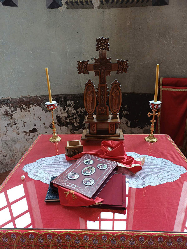 ГРАЧАНИЦА, 5. МАРТА /СРНА/ - Цркву Вазнесења Господњег у Грачаници оскрнавила су непозната лица и украла пријестони крст.