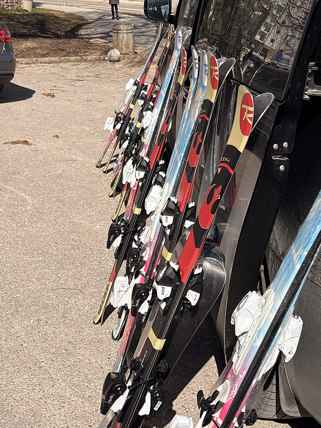 НЕВЕСИЊЕ, 5. МАРТА /СРНА/ – Олимпијски центар "Јахорина" донирао је општини Невесиње 30 пари дјечијих скија како би се подстакао развој зимских спортова у овом крају.	
