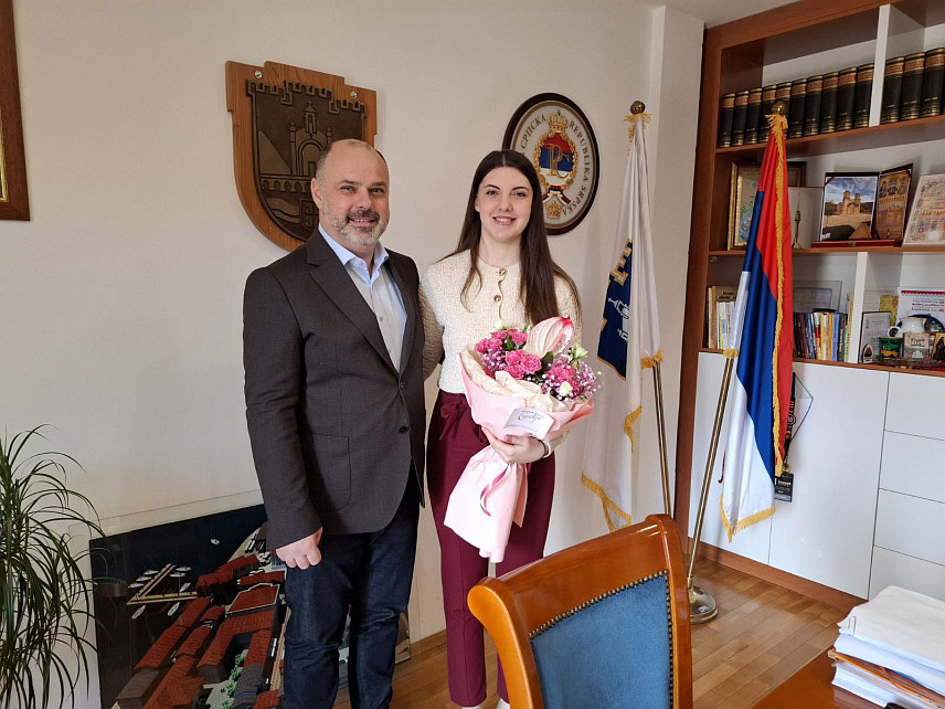 ВИШЕГРАД, 5. МАРТА /СРНА/ – Начелник општине Вишеград Младен Ђуревић примио је каратисткињу Селену Леканић која је на Балканском првенству у Бањалуци освојила сребрне медаље у појединачној и екипној конкуренцији, те истакао да је донесена одлука да јој буде додијељена општинска стипендија.