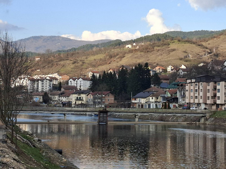 ВИШЕГРАД, 5. МАРТА /СРНА/ – Реконструкција пјешачког моста на ријеци Рзав у Вишеграду требало би да почне у априлу, а вриједност радова је око 350.000 евра које ће обезбиједити "Електропривреда Србије".