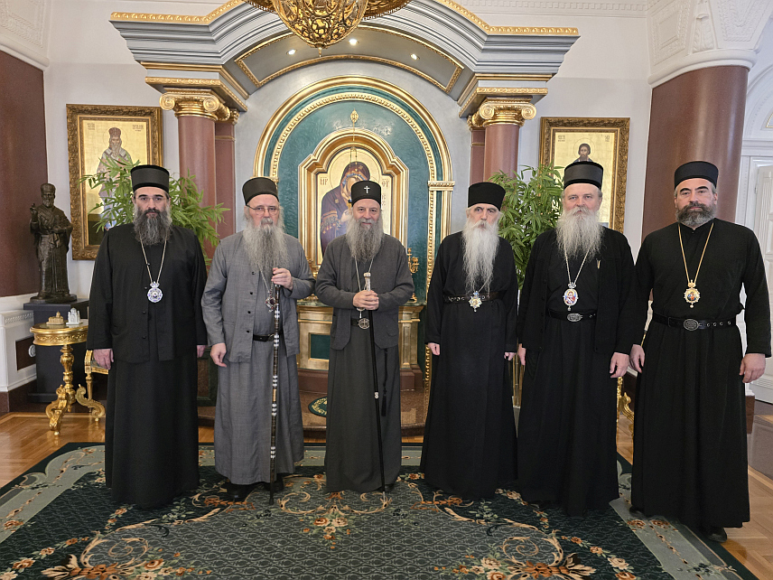 БИЈЕЉИНА, 5. МАРТА /СРНА/ - У сједишту Епархије зворничко-тузланске у Бијељини данас су одржане сједнице Светог архијерејског синода и Патријаршијског управног одбора, којима је предсједавао Његова светост патријарх српски Порфирије. Српског патријарха и чланове Синода, митрополите бачког Иринеја, рашко-призренског Теодосија и будимљанско-никшићког Методија дочекао је Његово високопреосвештенство митрополит зворничко-тузлански Фотије, који је такође члан Синода.