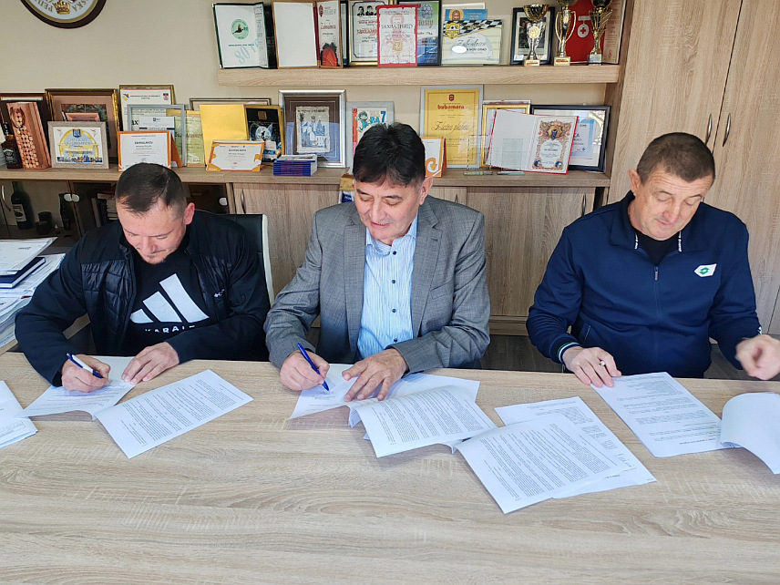 НОВИ ГРАД, 5. МАРТА /СРНА/ - Начелник Новог Града Мирослав Дрљача потписао је данас уговоре о додјели грантова за суфинансирање рада 16 спортских организација у овој години, за шта је предвиђено 300.000 КМ.