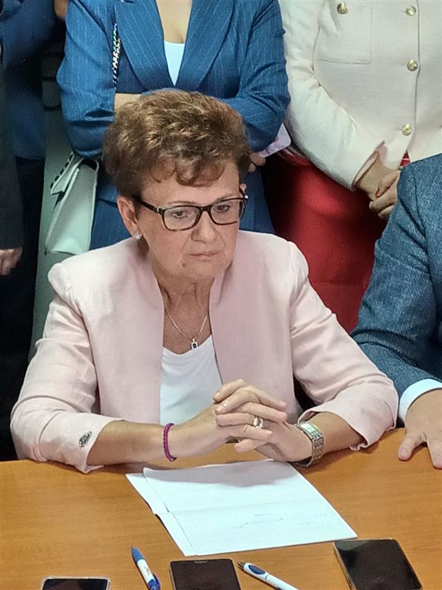 ЗВОРНИК, 6. МАРТА /СРНА/ - Споменка Стевановић је иступила из ДЕМОС-а и поднијела оставку на све страначке функциј