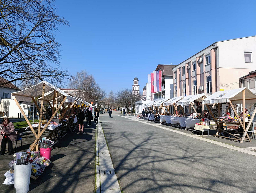 СРБАЦ, 6. МАРТА /СРНА/ - Tуристичка организација Србац организовала је Осмомартовски сајам у центру општине, а посјетиоци ће до недјеље, 8. марта, моћи да пронађу различите поклоне - од ручних радова, производа од меда, до широке понуде цвијећа.	
