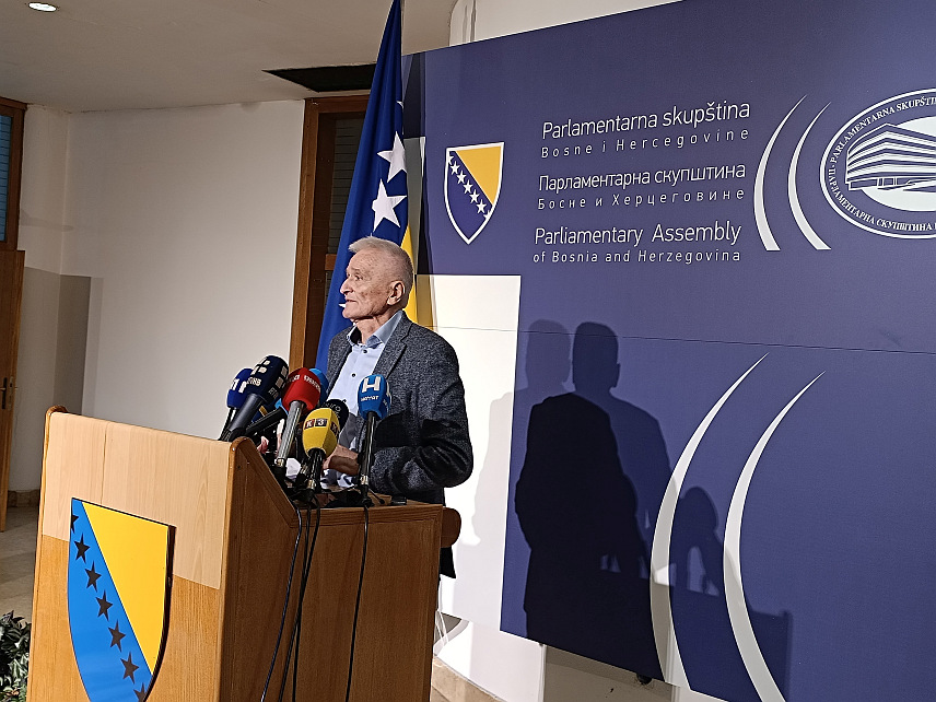 САРАЈЕВО, 6. МАРТА /СРНА/ - Замјеник предсједавајућег Дома народа Парламентарне скупштине БиХ Никола Шпирић на конференцији за новинаре у Сарајеву.