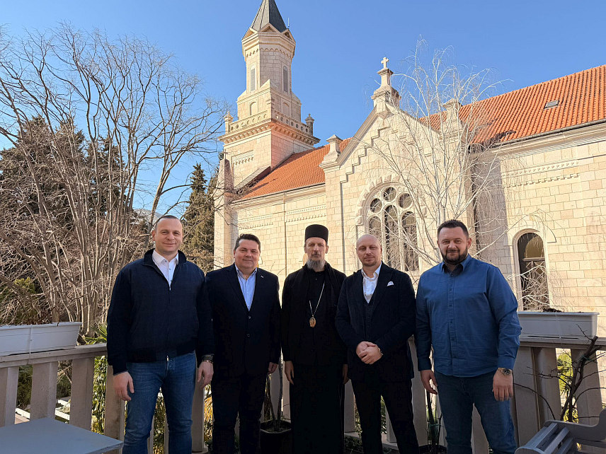 ТРЕБИЊЕ, 6. МАРТА /СРНА/ - Предсједник Народне скупштине Републике Српске Ненад Стевандић сусрео се данас у Требињу са митрополитом захумско-херцеговачким и приморским Димитријем.