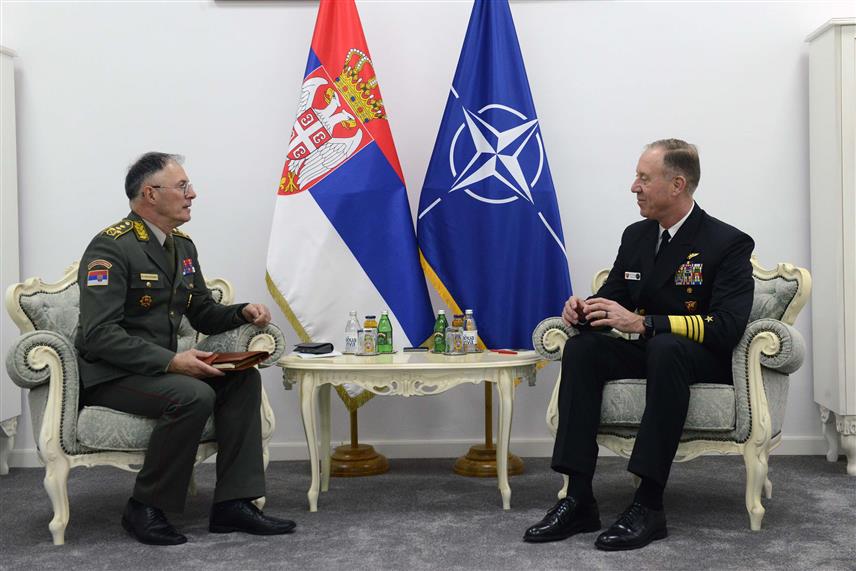 БЕОГРАД, 6. МАРТА /СРНА/ - Начелник Генералштаба Војске Србије генерал Милан Мојсиловић и командант Команде здружених снага НАTО-а из Напуља амерички адмирал Џорџ Вајкоф састали су се данас у Београду.