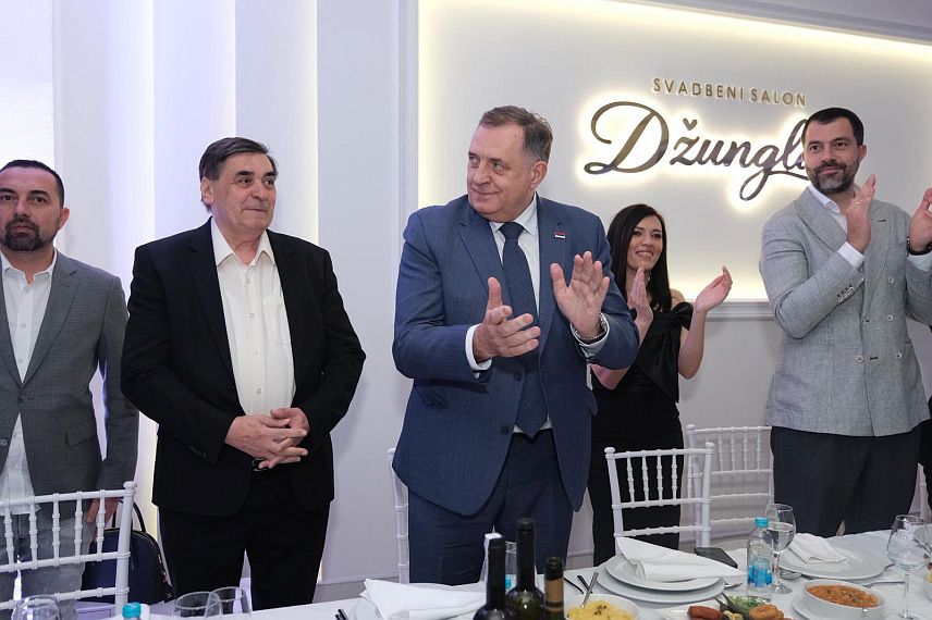 ДОБОЈ, 6. МАРТА /СРНА/ - Лидер СНСД-а Милорад Додик на осмомартовској прослави ове странке одржаној вечерас у Добоју.