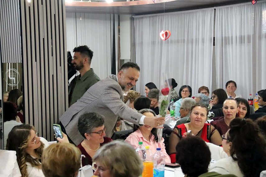 ДЕРВЕНТА, 6. МАРТА /СРНА/ - Удружење жена Дервента вечерас је, уз покровитељство градоначелника Игора Жунића, уприличило традиционалну забаву поводом 8. марта којој је присуствовало више од 250 жена.