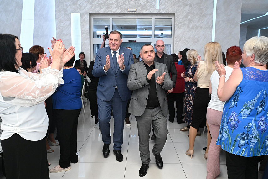 ЛАКТАШИ, 6. МАРТА /СРНА/ - Лидер СНСД-а Милорад Додик присуствовао је вечерас осмомартовској прослави у Лакташима.