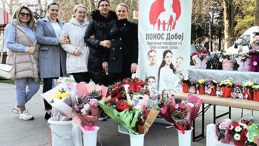 ДОБОЈ, 6. МАРТА/СРНА/ - Удружење породица са троје и више дјеце "Понос" из Добоја организује данас и сутра осмомартовску хуманитарну акцију с циљем прикупљања средстава која ће бити уплаћена за школску ужину дјеци из социјално угрожених породица.