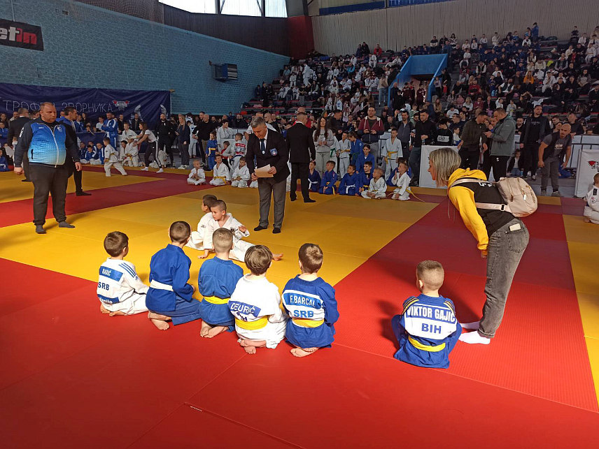 ЗВОРНИК, 7. МАРТА /СРНА/ - У зворничком Спортско-рекреативном центру одржава се Међународни џудо-турнир "Трофеј Зворника", на коме учествује око 800 такмичара из Србије, Хрватске, Црне Горе, Сјеверне Македоније, Мађарске, Федерације БиХ и Републике Српске.