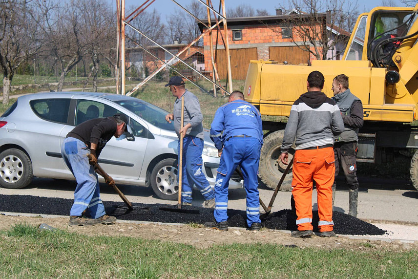 ЛОПАРЕ, 7. МАРТА /СРНА/ - У Лопарама су у току радови на развојним и инфраструктурним пројектима вриједни пола милиона КМ, који су у потпуности или дијелом финансирани из локалног буџета.