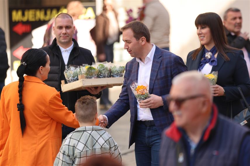 БАЊАЛУКА, 8. МАРТА /СРНА/ - Предсједник Социјалистичке партије Српске /СПС/ Горан Селак заједно са члановима Градског одбора СПС Бањалука дијелио је цвијеће дамама на Тргу Крајине у центру Бањалуке поводом 8. марта, Међународног дана жена.