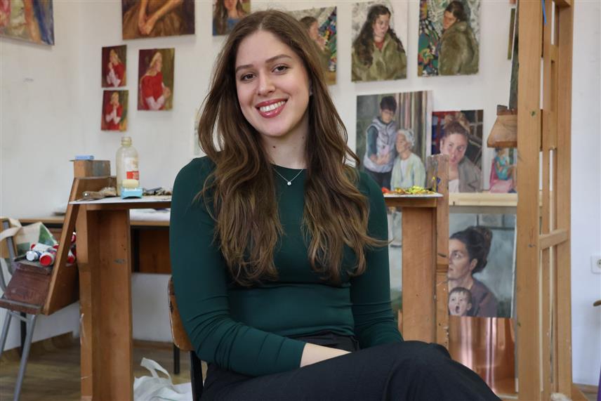 БАЊАЛУКА, 8. МАРТ /СРНА/ - Атеље Академије умјетности Универзитета у Бањалуци дневна је рутина, оаза и радни простор Милице Врховац, студента генерације сликарства и апсолвента, која припрема и прву самосталну изложбу.