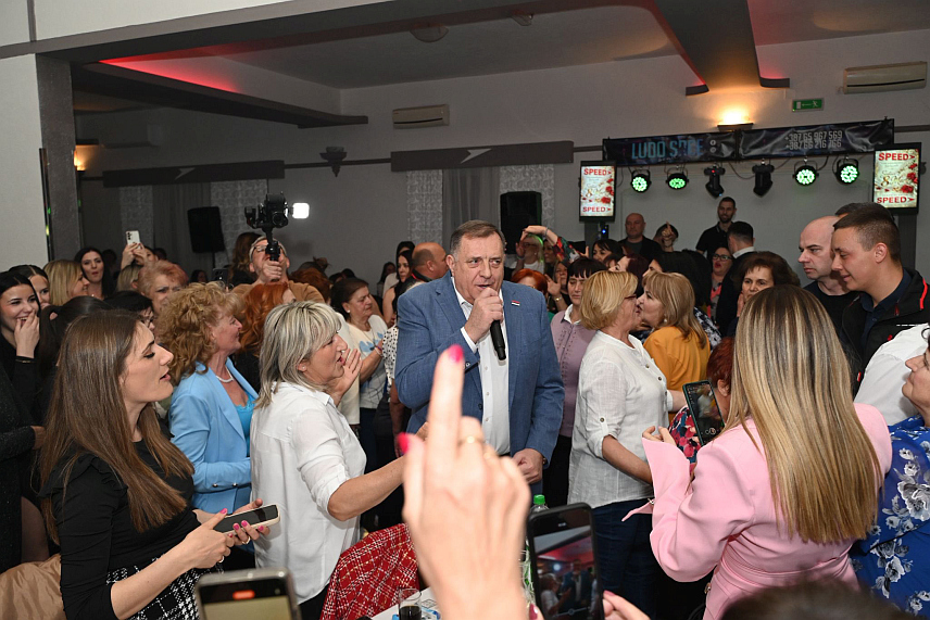 БАЊАЛУКА, 8. МАРТА /СРНА/ - Предсједник СНСД-а Милорад Додик поручио је да су жене један од стубова ове странке, која цијени њихову одговорност и која ће наставити да указује повjерење и поштовање својим чланицама.