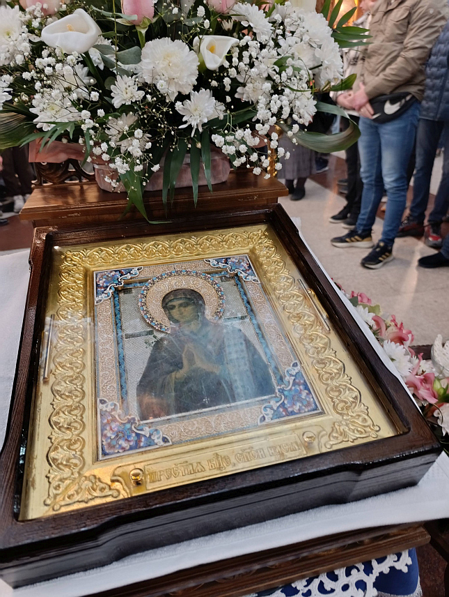 БИЈЕЉИНА, 8. МАРТА /СРНА/ - У Саборном храму Рођења Пресвете Богородице у Бијељини свечано је дочекана чудотворна икона Пресвете Богородице "Умекшање злих срца" која је из Русије донесена у Епархију зворничко-тузланску на поклоњење вјерујућем народу.