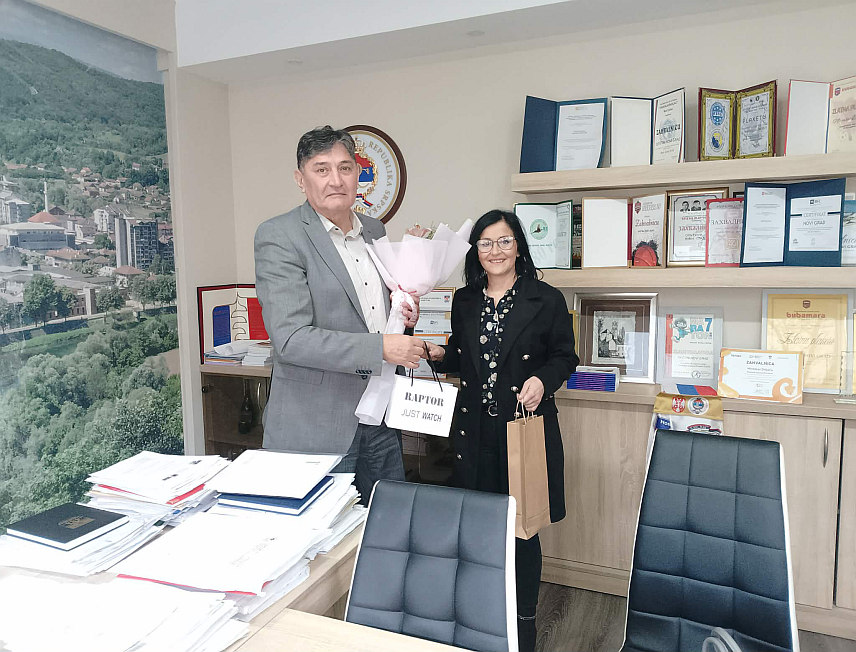 НОВИ ГРАД, 9. МАРТА /СРНА/ - Начелник општине Нови Град Мирослав Дрљача уприличио је данас пријем за Снежану Мутић, борца прве категорије, припадника Војске Републике Српске која је у Одбрамбено-отаџбинском рату провела 45 мјесеци.