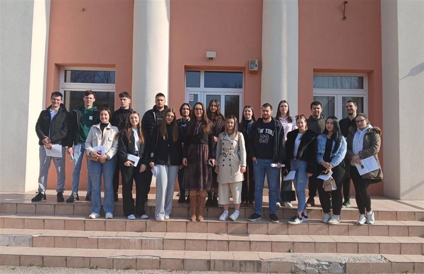 ДРВАР, 9. МАРТА /СРНА/ - Начелник општине Дрвар Душица Рунић потписала је данас уговоре о стипендирању са 40 студената, за шта је у општинском буџету, уз значајну подршку Владе Републике Српске, обезбијеђено 40.000 КМ.