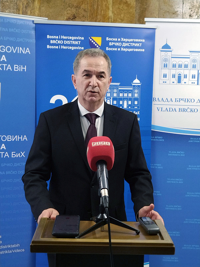 БРЧКО, 9. МАРТА /СРНА/ - Министар трговине и туризма Републике Српске Нед Пуховац најавио је за сутра састанке са увозницима и дистрибутерима нафте и нафтних деривата како би се обезбиједиле довољне количине након што је Србија увела забрану извоза.