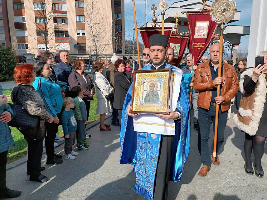 ЗВОРНИК, 9. МАРТА /СРНА/ - Велики број православних вјерника у Зворнику је данас дочекао икону из Русије - Умекшање злих срца.