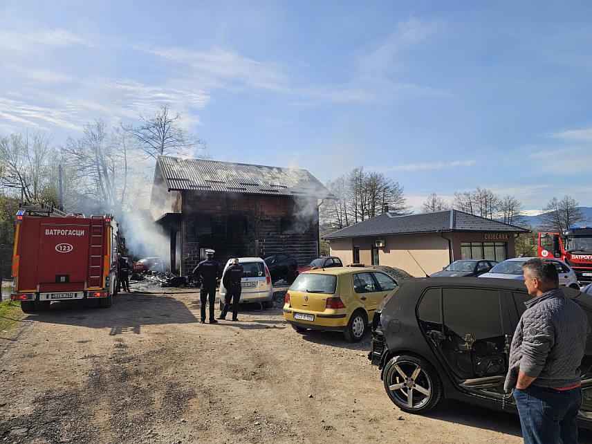 ИСТОЧНО САРАЈЕВО, 10. АПРИЛА /СРНА/ - Пожар је јутрос избио у ауто-сервису и на породичној кући у Источном Сарајеву, у Улици војводе Радомира Путника.