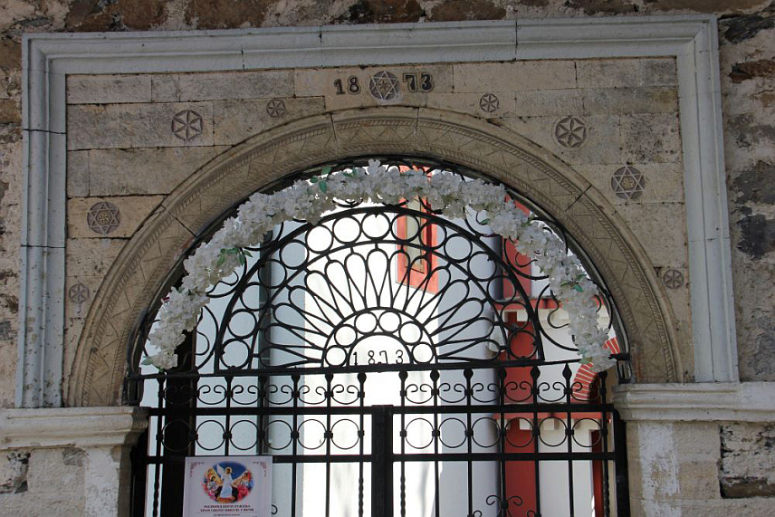 ФОЧА, 10. АПРИЛА /СРНА/ - Цвијет са шест латица уоквирен кружницом, а понекад и унутар шестокраке звијезде, такође са кругом, древни је мотив којим је украшена Црква Светог Николе у Фочи, изграђена половином 19. вијека.