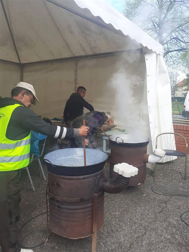 БИЈЕЉИНА, 10. АПРИЛА /СРНА/ - Спортско риболовно друштво /СРД/ "Риба" Бијељина традиционално је и данас, у сарадњи са Одредом извиђача Бијељина, припремило посне оброке које су подијелили социјално угроженом становништву, углавном корисницима Народне кухиње у Бијељини.