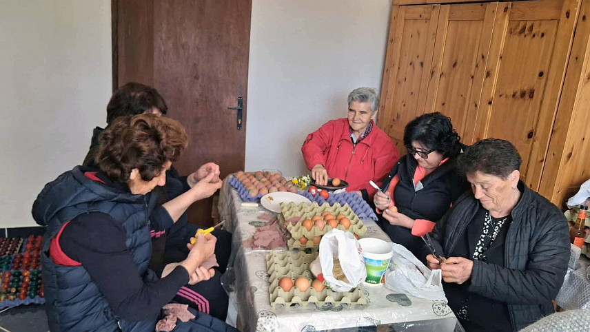 ПАЛЕ, 10. АПРИЛА/СРНА/ - Чланице паљанског Кола српских сестара "Света великомученица Текла" и ове године су, поводом празника Васкрсења Христовог нашарале око 4.000 јаја, којима ће уљепшати празничне дане и обрадовати штићенике Дома за стара лица "Натура", као и неколико породица слабијег имовног стања.