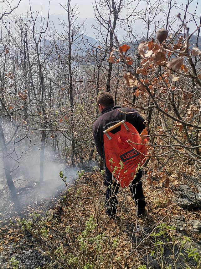 TРЕБИЊЕ, 10. АПРИЛА /СРНА/ - Пожар који је захватио ниско растиње у рејону око граничног прелаза Клобук између БиХ и Црне Горе је под контролом и не угрожава насеља и имовину људи.