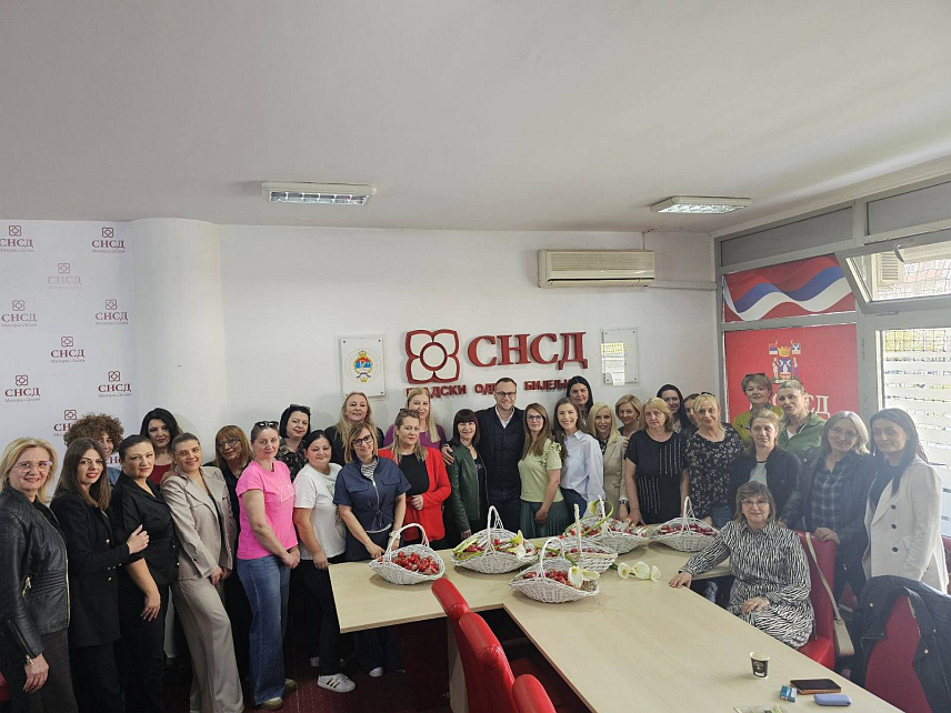 БИЈЕЉИНА, 10. АПРИЛА /СРНА/ - Чланице Актива жена СНСД-а Бијељина шарале су данас васкршња јаја и припремале скромне поклоне за суграђане поводом највећег хришћанског празника - Васкрса.