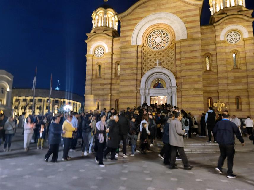 БАЊАЛУКА, 10. АПРИЛА /СРНА/ - У Саборном храму Христа Спаситеља у Бањалуци служено је вечерње богослужење са читањем статија и изношењем плаштанице, која симболизује страдање Исуса Христа.