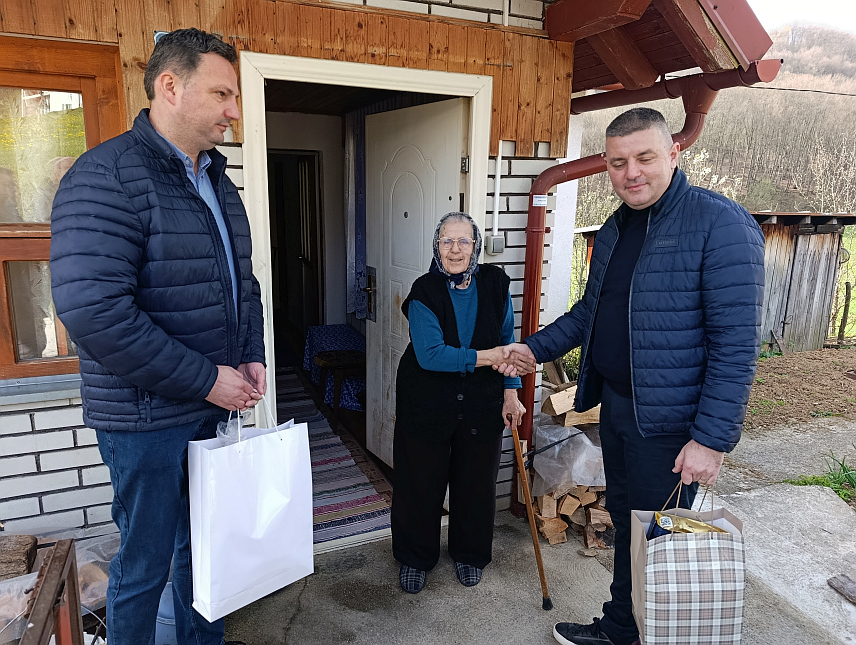 МРКОЊИЋ ГРАД, 11. АПРИЛА /СРНА/ - Начелник општине Мркоњић Град Драган Вођевић данас је заједно са сарадницима подијелио више од 200 васкршњих пакета на подручју ове локалне заједнице, те поручио да у данима пред највећи хришћански празник треба да се окренемо око себе и помогнемо онима којима је помоћ потребна.