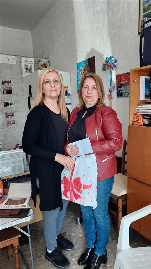 БРАТУНАЦ, 11. АПРИЛА /СРНА/ - Представници Општинске организације породица заробљених и погинулих бораца и несталих цивила Братунац данас су посјетили седам породица, чланова те организације и уручили им робно-новчане поклоне поводом највећег православног празника Васкрса.