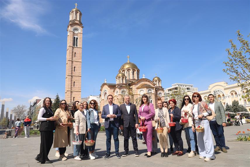 БАЊАЛУКА, 11. АПРИЛА /СРНА/ - Предсједник Социјалистичке партије Српске /СПС/ Горан Селак, предсједник Градског одбора Бањалука Саша Глигорић и чланице Форума жена Градског одбора СПС-а подијелили су данас васкршња јаја грађанима на Тргу Крајине у Бањалуци.