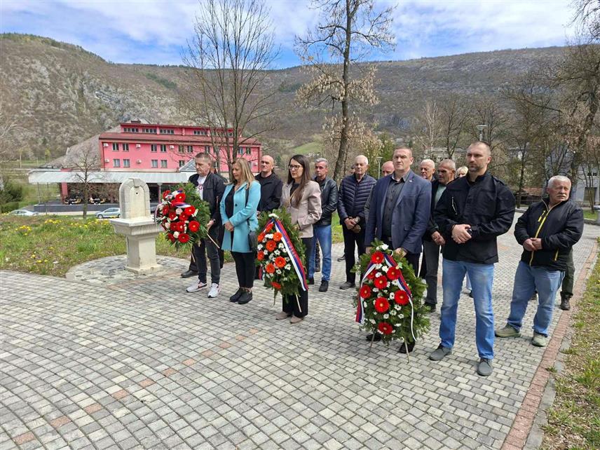 ДРВАР, 11. АПРИЛА /СРНА/ - У Дрвару је данас достојанствено обиљежено сјећање на погинуле припаднике извиђачко-диверзантског одреда "Орлови Грмеча".