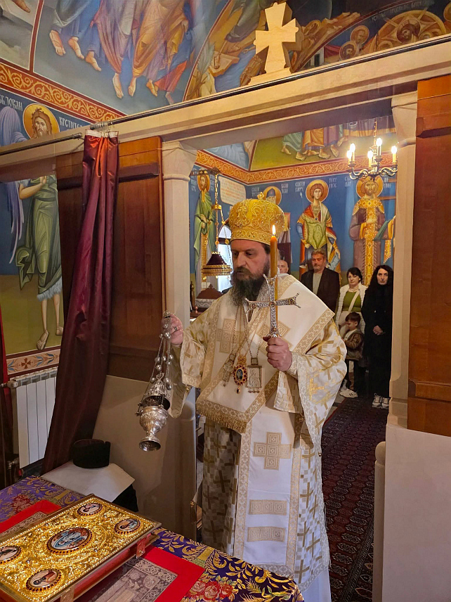 МАРТИН БРОД, 12. АПРИЛА /СРНА/ – Његово преосвештенство епископ бихаћко-петровачки Сергије служио је Васкршњу литургију у манастиру Рмањ у Мартин Броду.