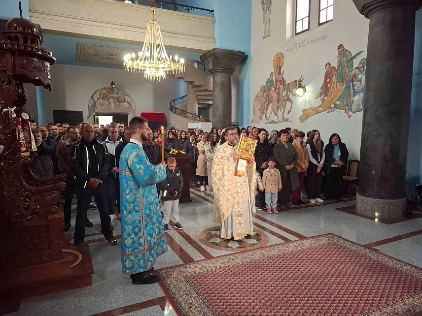 ДРВАР, 12. АПРИЛА /СРНА/ – У Храму Светог Саве у Дрвару данас је служена васкршња литургија коју је служио протопрезвитер Саша Црљић, а прослави празника Христовог васкрсења присуствовао је велики број вјерника.