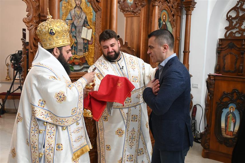 БЕОГРАД, 12. АПРИЛА /СРНА/ - Министар без портфеља у Влади Србије задужен за односе са дијаспором Ђорђе Милићевић провео је Васкрс са Србима у Хрватској и присуствовао литургији у Саборном храму Светог Николе у Вуковару.