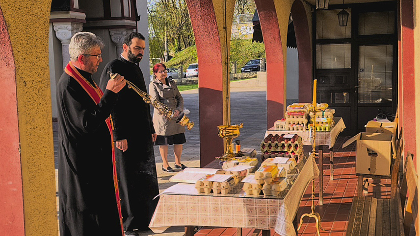 ДОБОЈ, 12. АПРИЛА /СРНА/ - Свештеници добојског Архијерејског намјесништва Српске православне цркве /СПЦ/ уручили су васкршња јаја пацијентима у Болници "Свети апостол Лука", радницима у Дому здравља, полицији, ватрогасцима, лицима у Казнено-поправном заводу и дежурним службама у граду.