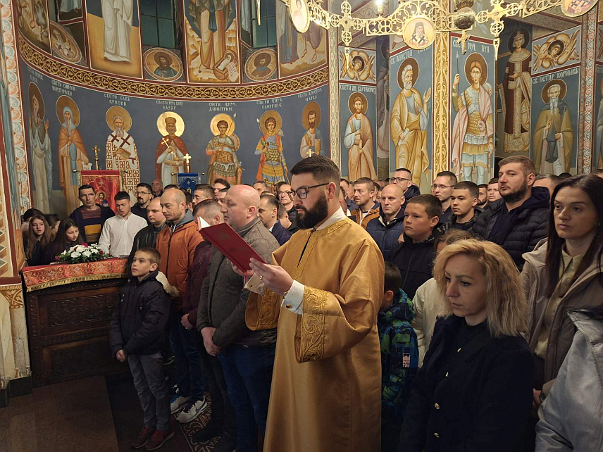 ШАМАЦ, 12. АПРИЛА /СРНА/ - У свим храмовима на шамачком подручју молитвено је дочекан највећи хришћански празник Васкрс.