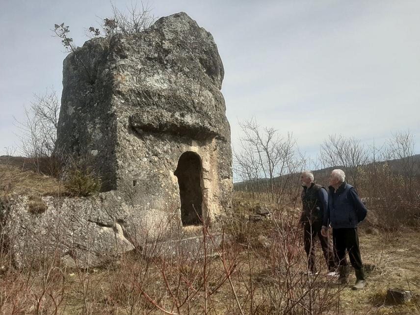 ФОЧА, 13. АПРИЛА /СРНА/ - Велика стијена - као пала с неба, на брежуљку у питомом селу Ратаји код Миљевине у општини Фоча и у њој исклесана испосница са гробницом, јединствено је светилиште хришћана и муслимана, а много прије њих, указују археолошка истраживања, и бронзане цивилизације која је насељавала тај простор 2.000 година прије нове ере.