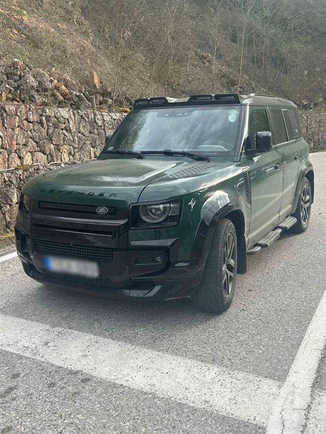 ПОДГОРИЦА, 13. АПРИЛА /СРНА/ - Црногорска полиција је на граничном прелазу са БиХ Шћепан Поље одузела од мађарског држављанина аутомобил који потражују надлежне службе Мађарске.