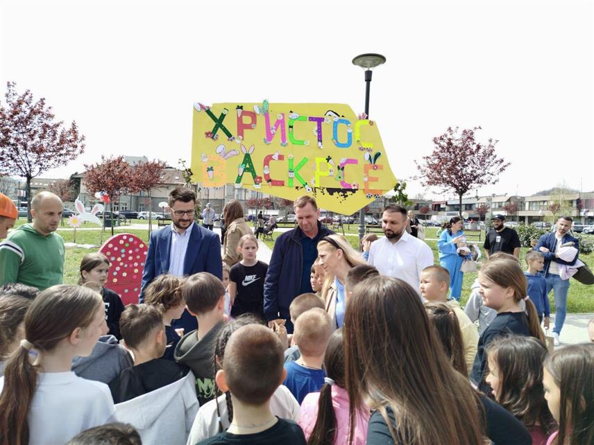 УГЉЕВИК, 13. АПРИЛА /СРНА/ - У парку код Цркве Свете Петке у Угљевику више од 200 дјеце прославило је други дан Васкрса.