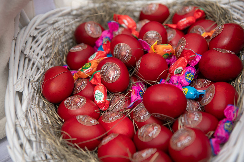 БИЈЕЉИНА, 13. АПРИЛА /СРНА/ - Активисти Младих социјалдемократа /МСД/ у Бијељини организовали су васкршњу акцију и грађанима у центру града дијелили шарена јаја и симболичне поклоне поводом највећег хришћанског празника.