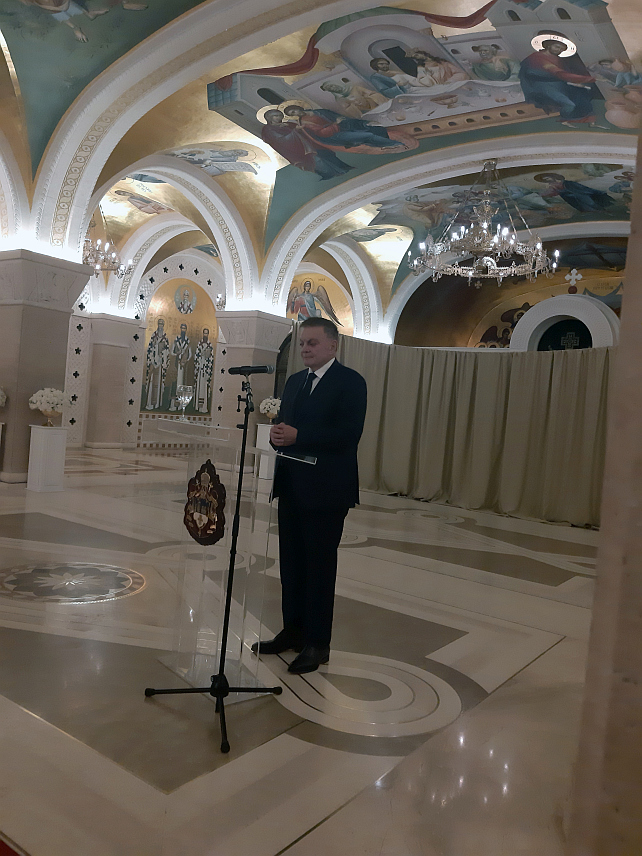 БЕОГРАД, 13. АПРИЛА /СРНА/ - Директор Института за кардиоваскуларне болести "Дедиње" у Београду Милован Бојић изјавио је Срни да здравствени системи Србије и Републике Српске дјелују јединствено, не само у кардиоваскуларној медицини, него укупно.