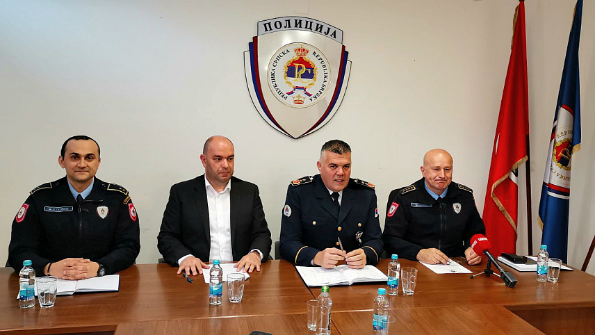 ДОБОЈ, 14. АПРИЛА /СРНА/ - Начелник Полицијске управе Добој Слободан Радинковић са сарадницима на конференцији за новинаре.