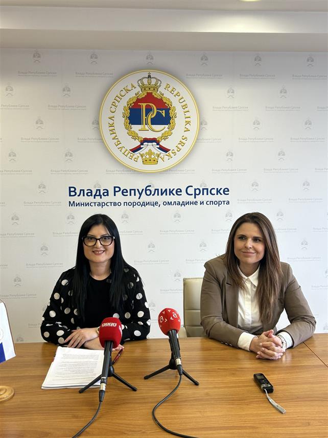 БАЊАЛУКА, 14. АПРИЛА /СРНА/ - Министар породице, омладине и спорта Републике Српске Ирена Игњатовић и помоћник министра за спорт Данијела Ћапин на конференцији за новинаре у Бањалуци.
